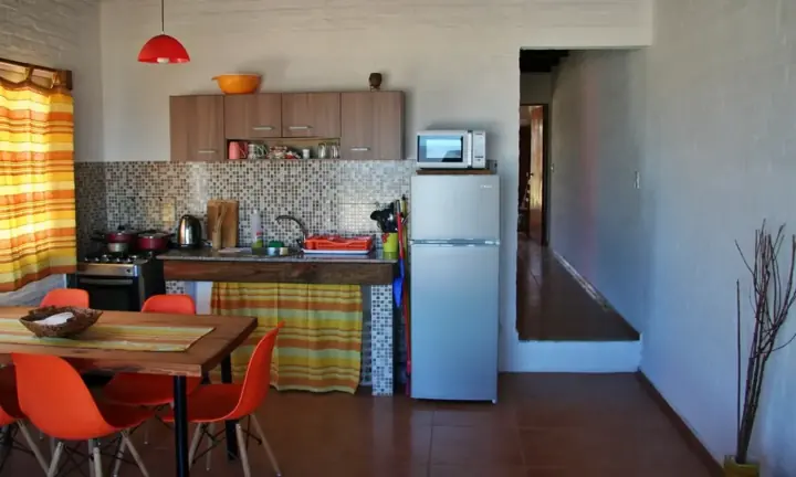 Cocina equipada con mesa y sillas