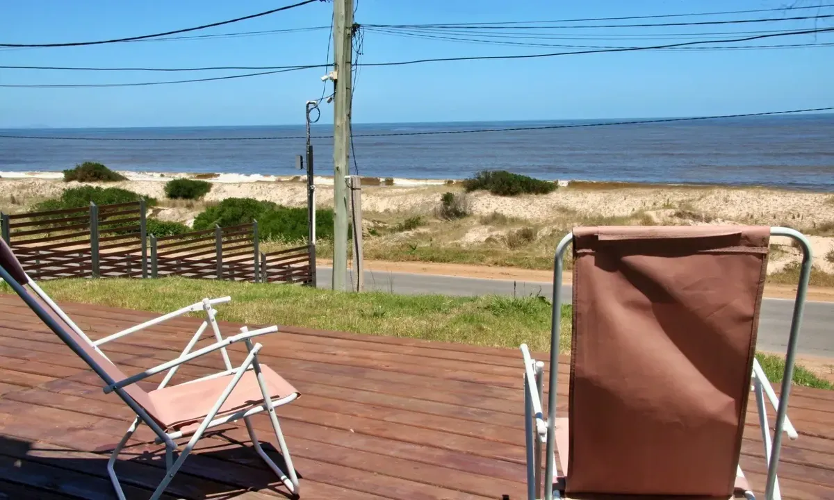 Deck privado con reposeras y vista al mar sobre la rambla
