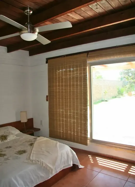 Dormitorio con cama doble y ventilador de techo