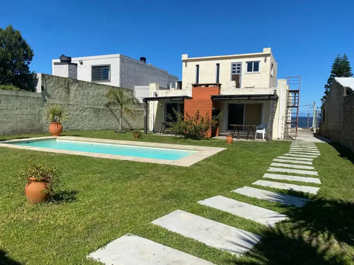Jardín con piscina y caminito de piedra
