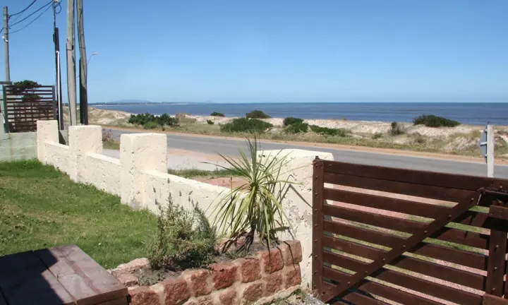 Vista al mar desde el portón de la casa